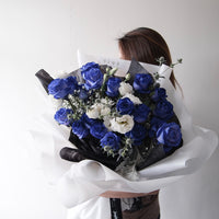 Blue roses bouquet